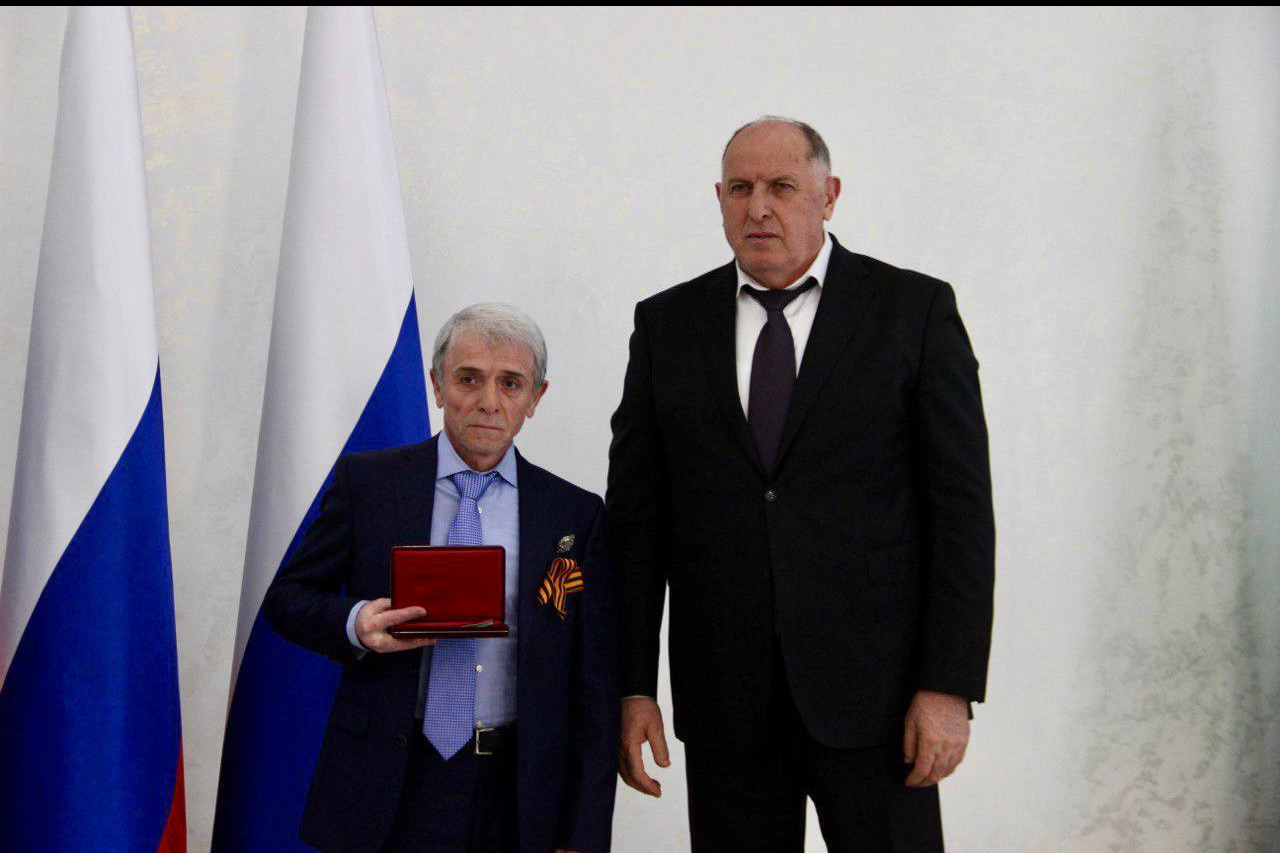 Абдулмуслим Абдулмуслимов вручил государственные награды работникам культуры