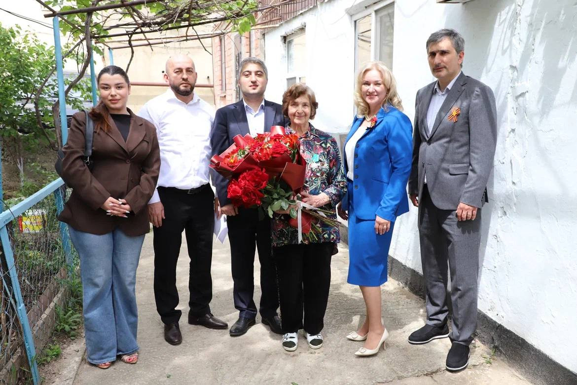 В преддверии Дня Победы министр культуры Дагестана Зарема Бутаева навестила узницу концлагеря Раису Андреевну Никулину.