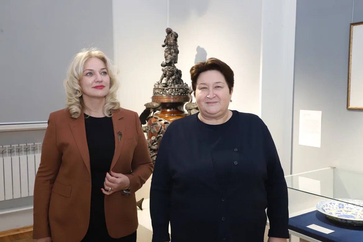 Зарема Бутаева посетила выставку «Искусство Востока» в Дагестанском музее изобразительных искусств им. П.С. Гамзатовой.