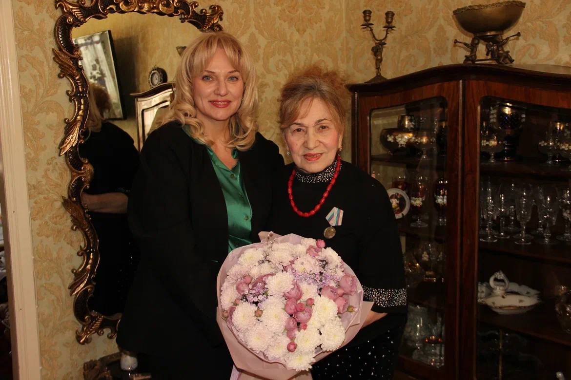 Заслуженную артистку России Бурлият Эльмурзаеву наградили медалью «За доблестный труд».