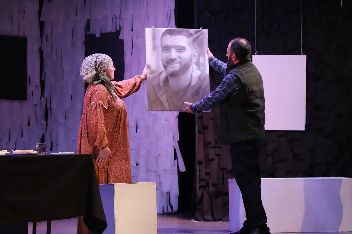 Премьера спектакля-драмы на русском языке «Слава», основанного на событиях СВО, состоялась в Аварском театре.