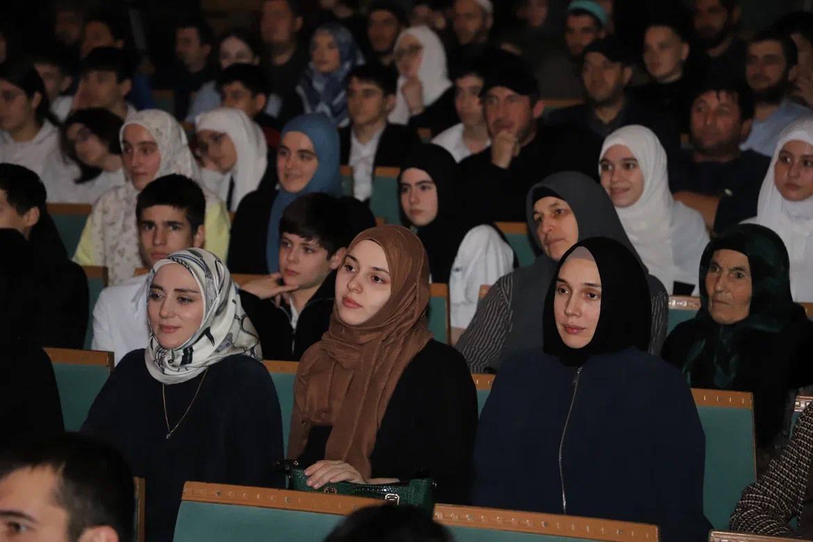 Премьера спектакля-драмы на русском языке «Слава», основанного на событиях СВО, состоялась в Аварском театре.