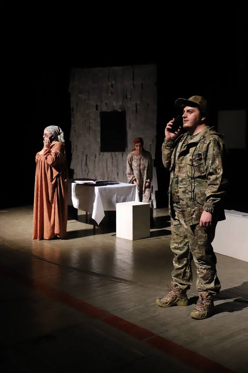 Премьера спектакля-драмы на русском языке «Слава», основанного на событиях СВО, состоялась в Аварском театре.