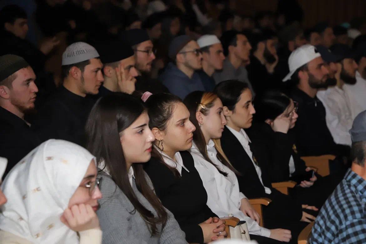 Премьера спектакля-драмы на русском языке «Слава», основанного на событиях СВО, состоялась в Аварском театре.