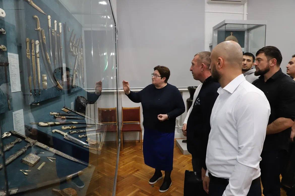 Зарема Бутаева: (https://t.me/ButaevaZ) «Всесторонняя поддержка участников специальной военной операции, будь то гуманитарная помощь или организация благотворительного концерта - неотъемлемая часть нашей деятельности».