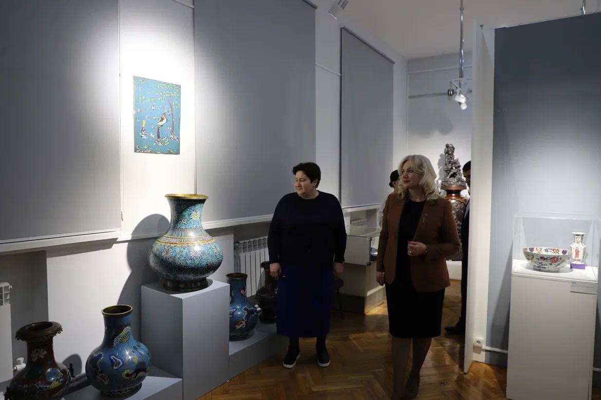 Зарема Бутаева посетила выставку «Искусство Востока» в Дагестанском музее изобразительных искусств им. П.С. Гамзатовой.