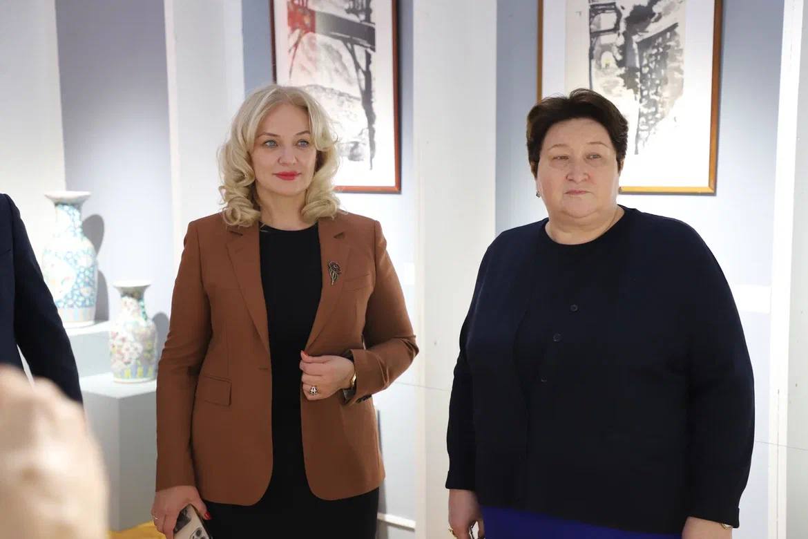 Зарема Бутаева посетила выставку «Искусство Востока» в Дагестанском музее изобразительных искусств им. П.С. Гамзатовой.