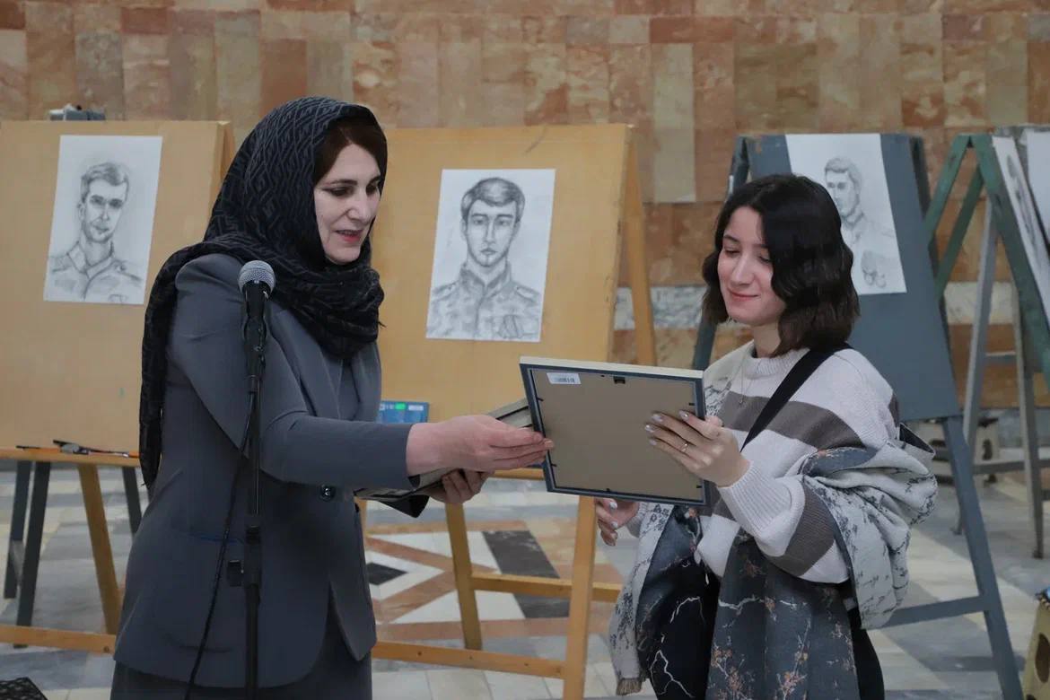 В Дагестане прошла Всероссийская патриотическая акция «ПОРТРЕТ ГЕРОЯ».