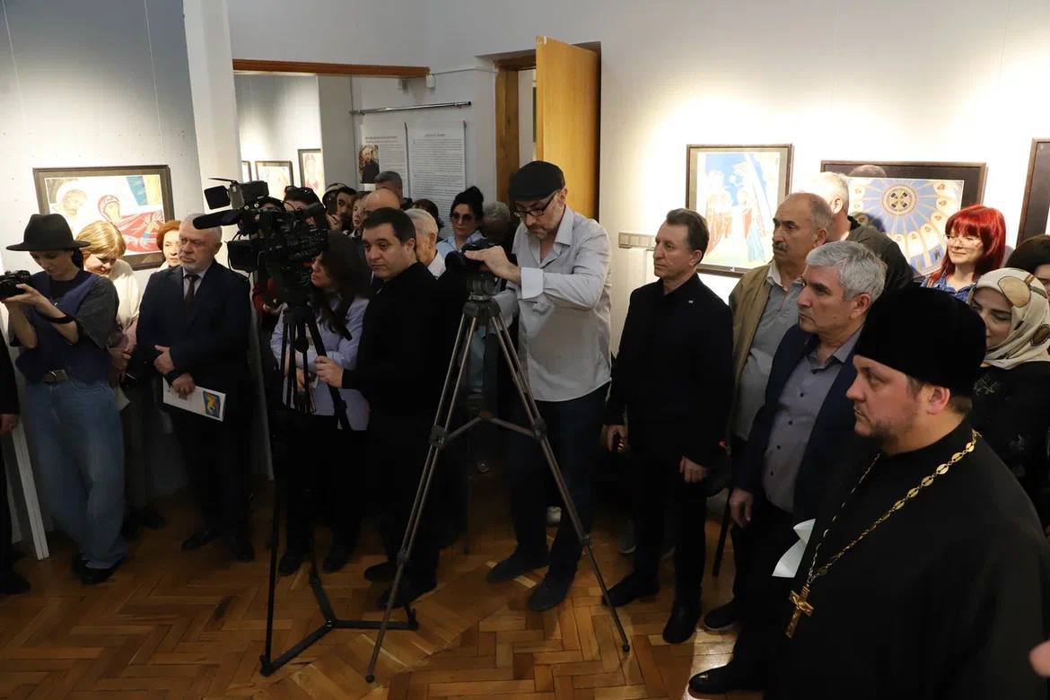 Вернисаж выставки Абдулзагира Мусаева «Дорога к храму» состоялся в Махачкале.