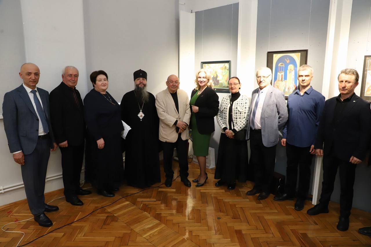 Вернисаж выставки Абдулзагира Мусаева «Дорога к храму» состоялся в Махачкале.